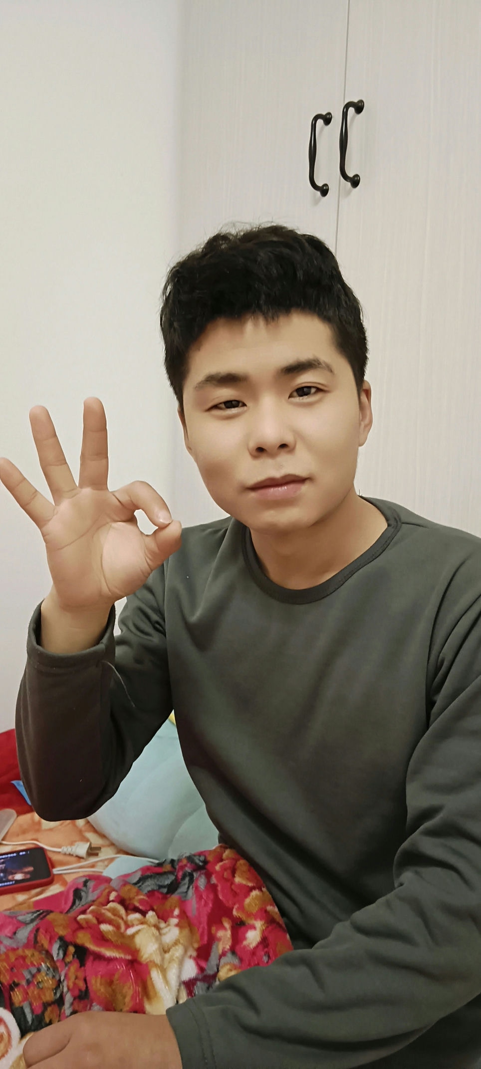 看我给他剪个头